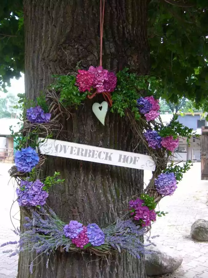 Hortensienkranz mit Schild Overbeck-Hof am Eingang
